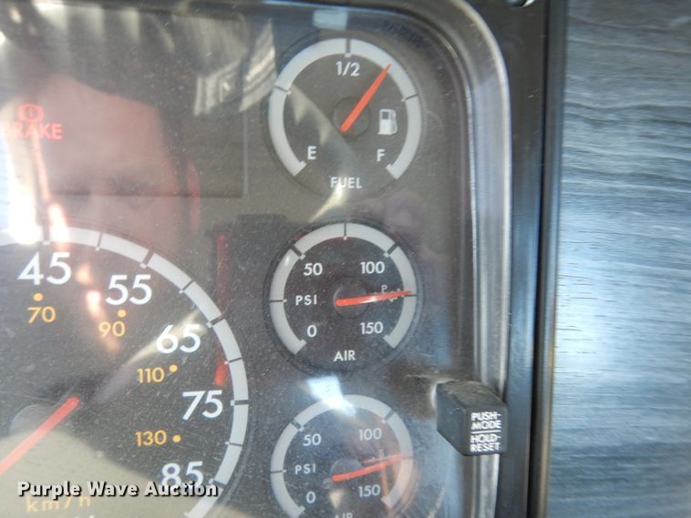 image for item DJ6681 2006 Freightliner Columbia  semi truck