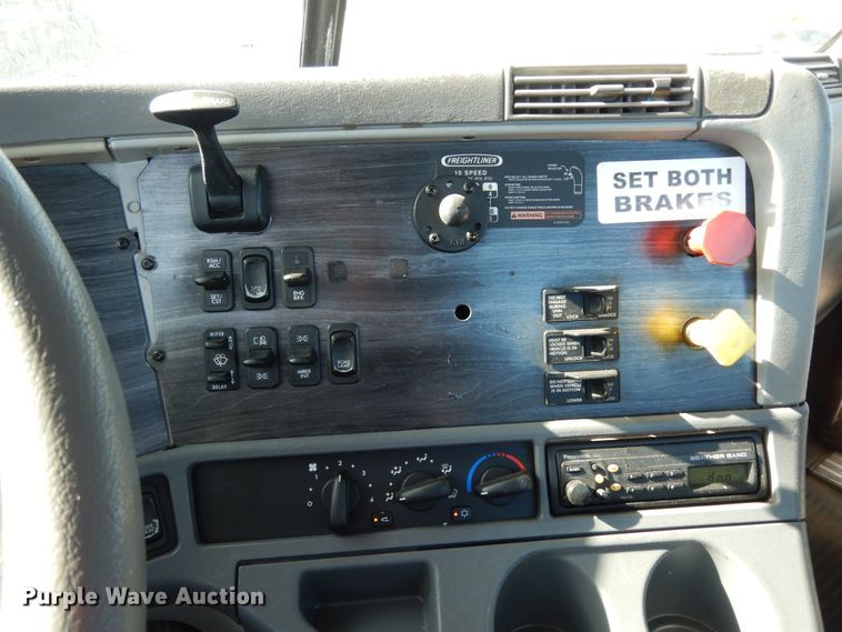 image for item DJ6681 2006 Freightliner Columbia  semi truck