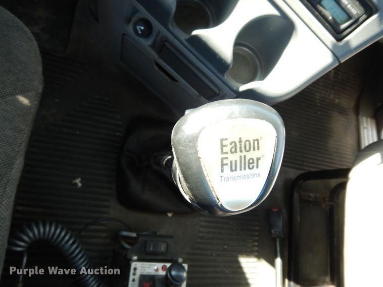 image for item DJ6681 2006 Freightliner Columbia  semi truck