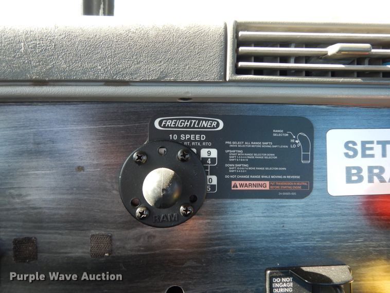 image for item DJ6681 2006 Freightliner Columbia  semi truck