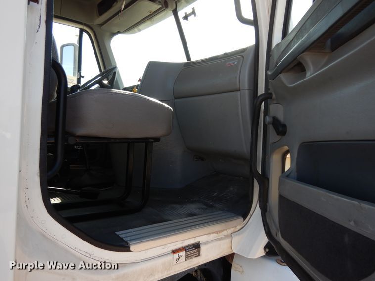 image for item DJ6681 2006 Freightliner Columbia  semi truck