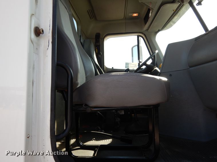 image for item DJ6681 2006 Freightliner Columbia  semi truck