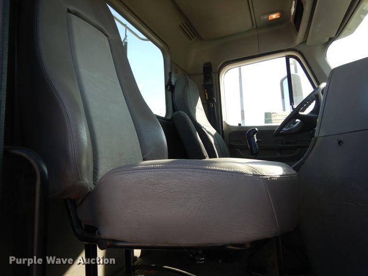 image for item DJ6681 2006 Freightliner Columbia  semi truck