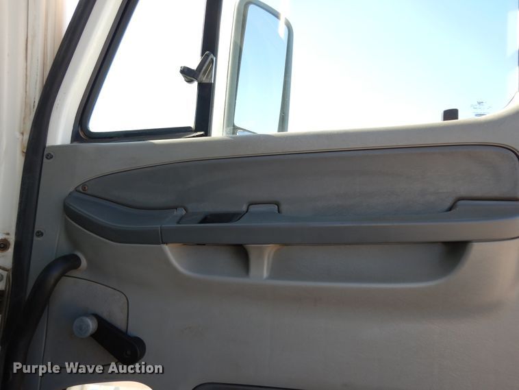 image for item DJ6681 2006 Freightliner Columbia  semi truck