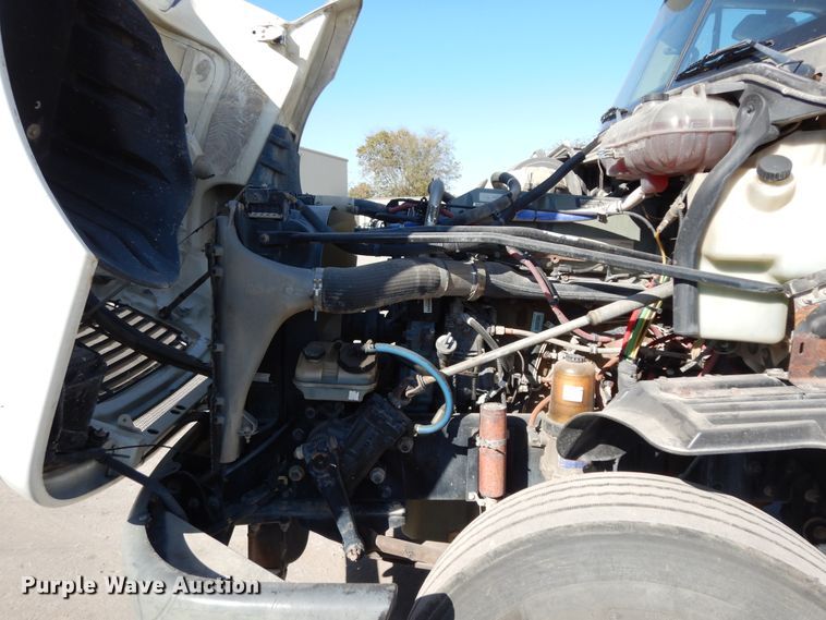 image for item DJ6681 2006 Freightliner Columbia  semi truck