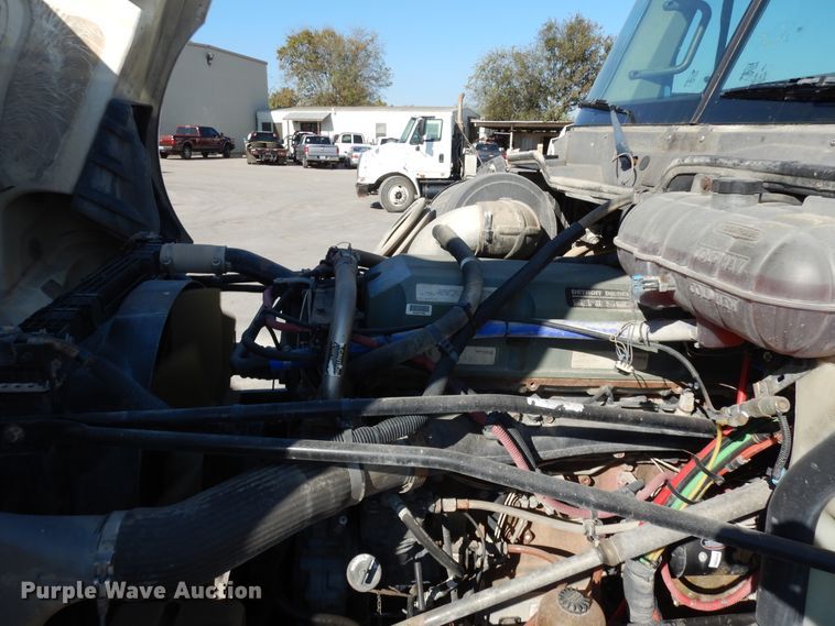 image for item DJ6681 2006 Freightliner Columbia  semi truck