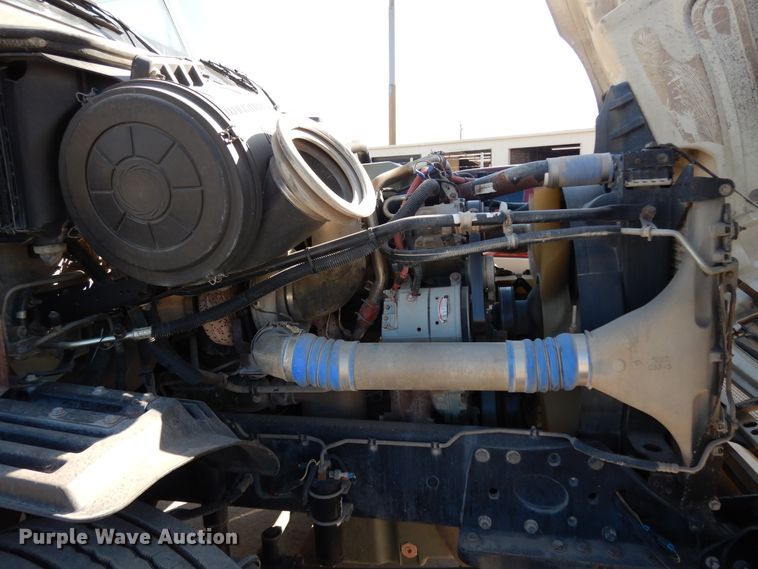 image for item DJ6681 2006 Freightliner Columbia  semi truck