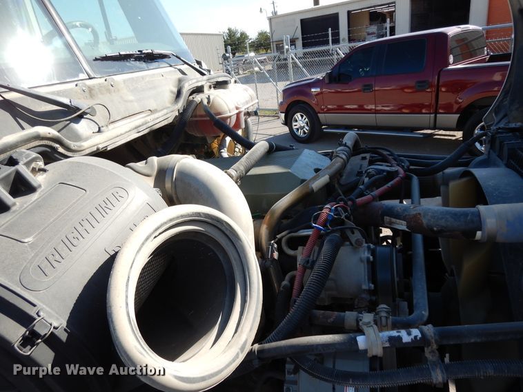 image for item DJ6681 2006 Freightliner Columbia  semi truck