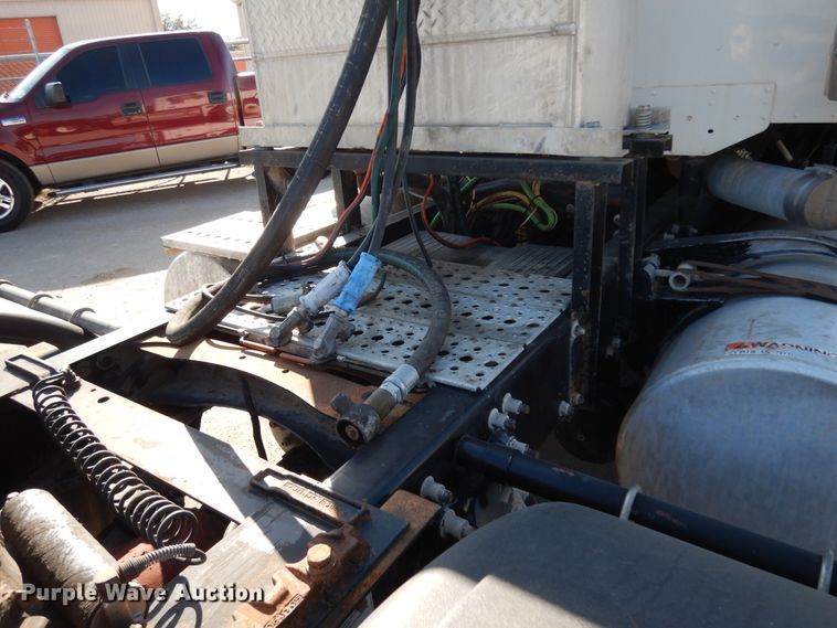 image for item DJ6681 2006 Freightliner Columbia  semi truck