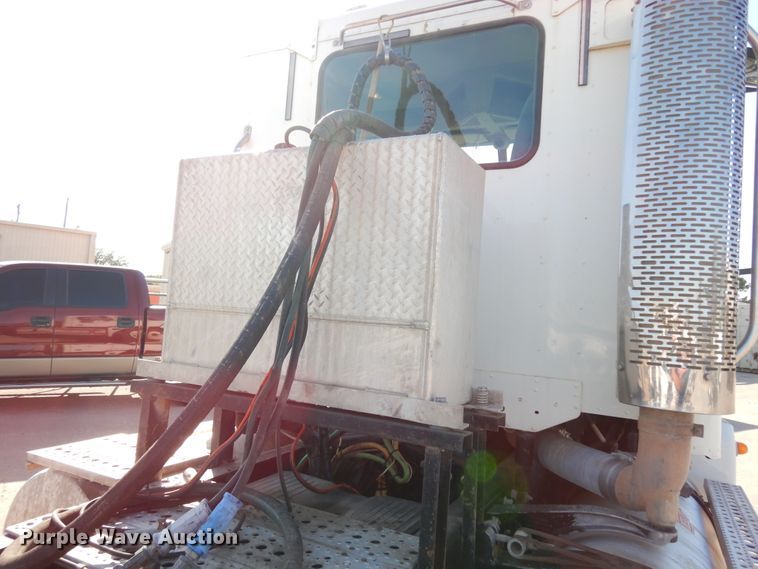 image for item DJ6681 2006 Freightliner Columbia  semi truck