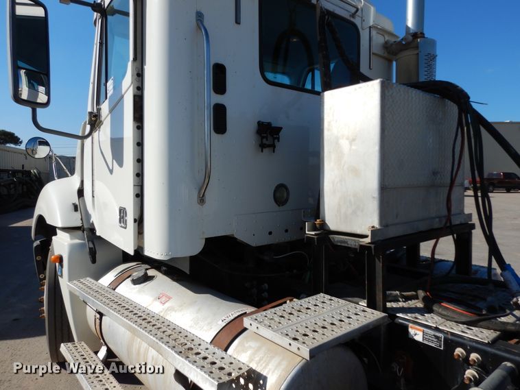 image for item DJ6681 2006 Freightliner Columbia  semi truck