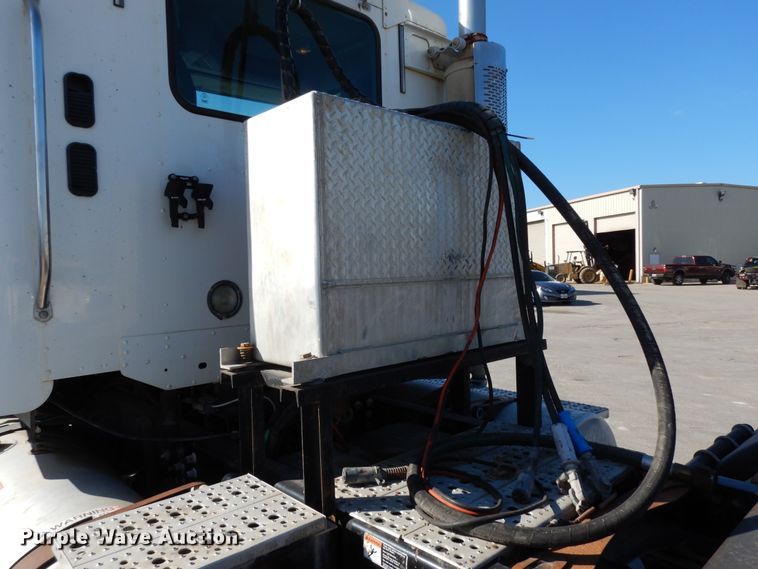 image for item DJ6681 2006 Freightliner Columbia  semi truck