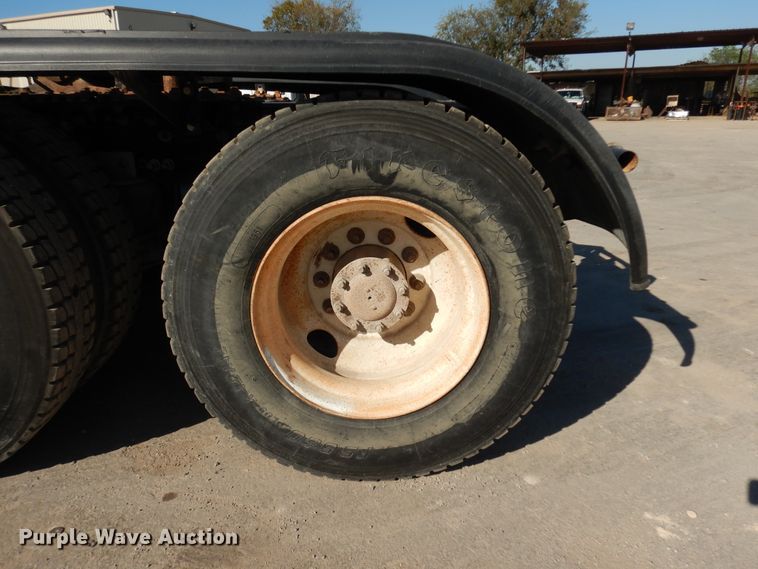 image for item DJ6681 2006 Freightliner Columbia  semi truck