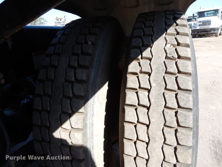 image for item DJ6681 2006 Freightliner Columbia  semi truck