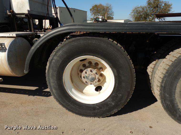 image for item DJ6681 2006 Freightliner Columbia  semi truck