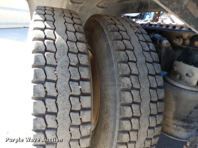 image for item DJ6681 2006 Freightliner Columbia  semi truck