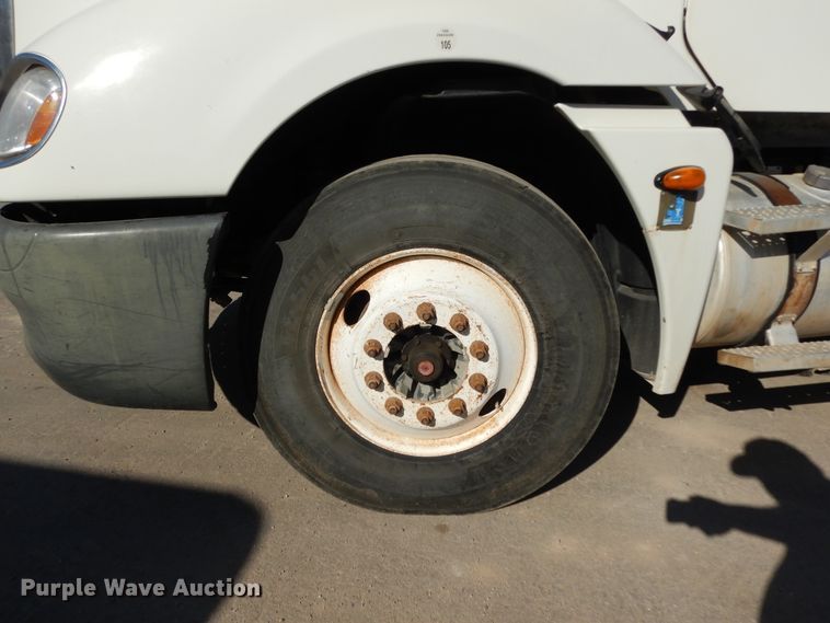 image for item DJ6681 2006 Freightliner Columbia  semi truck