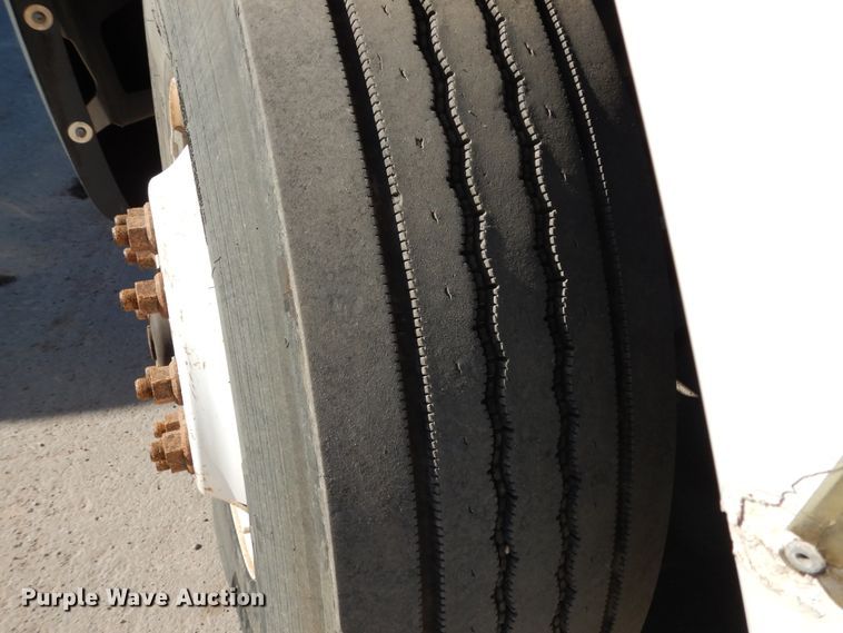 image for item DJ6681 2006 Freightliner Columbia  semi truck