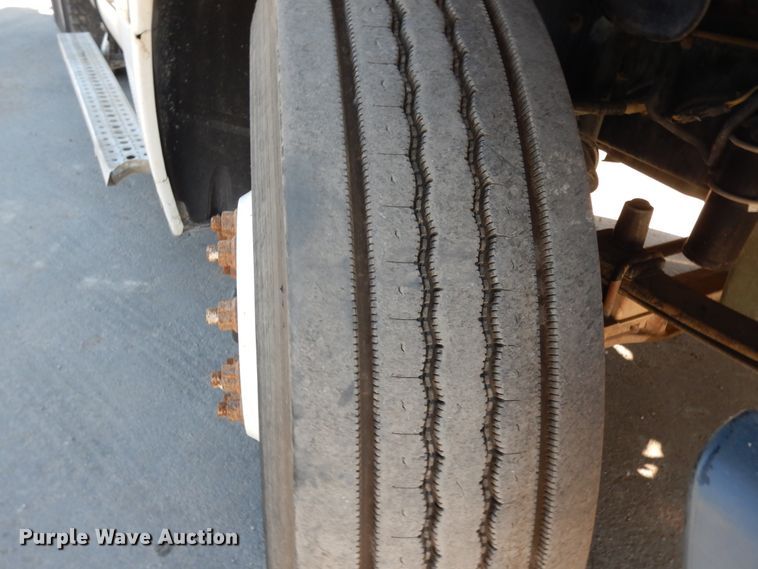 image for item DJ6681 2006 Freightliner Columbia  semi truck