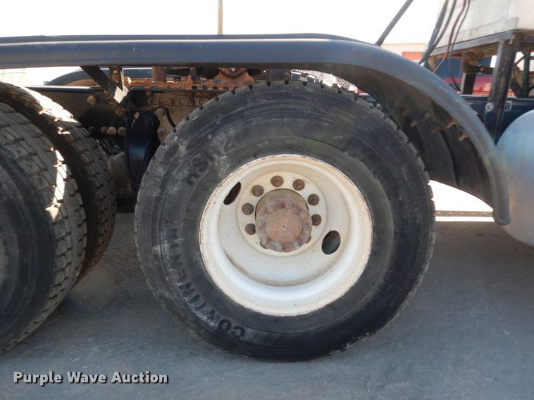 image for item DJ6681 2006 Freightliner Columbia  semi truck