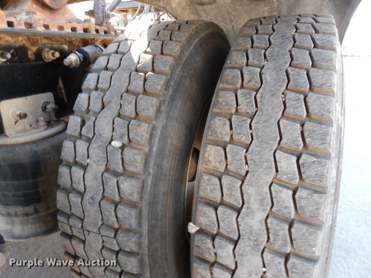 image for item DJ6681 2006 Freightliner Columbia  semi truck