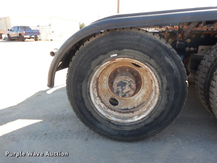 image for item DJ6681 2006 Freightliner Columbia  semi truck