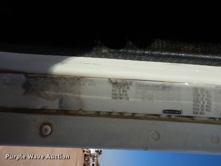 image for item DJ6681 2006 Freightliner Columbia  semi truck