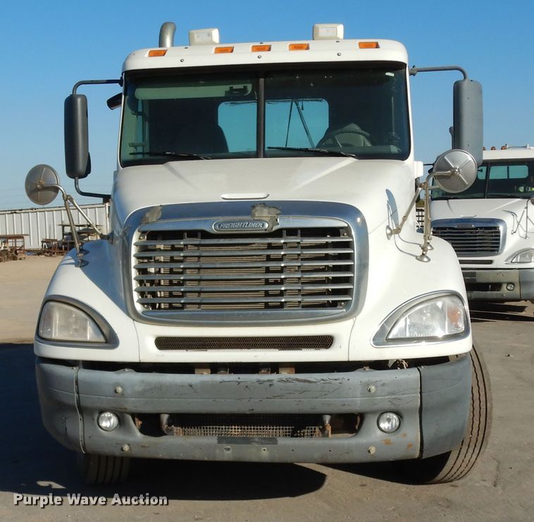 image for item DJ6682 2007 Freightliner Columbia  semi truck