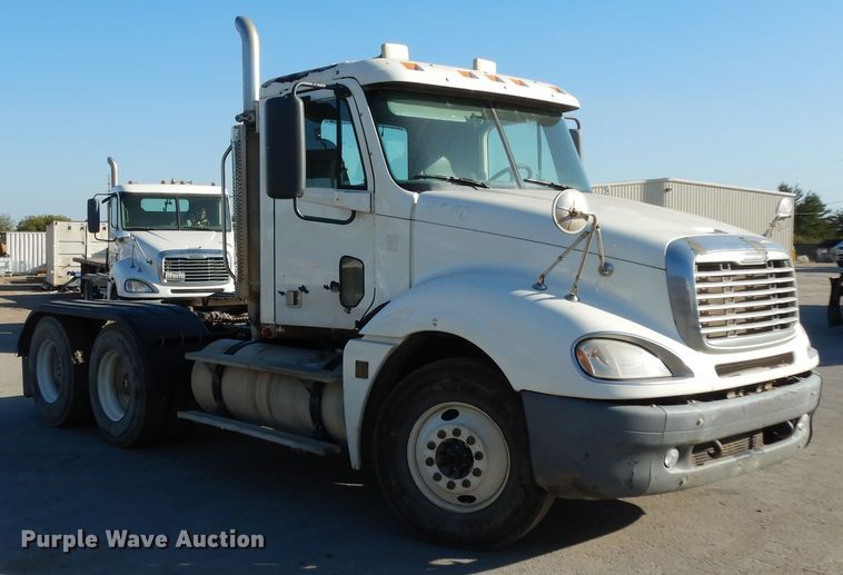 image for item DJ6682 2007 Freightliner Columbia  semi truck