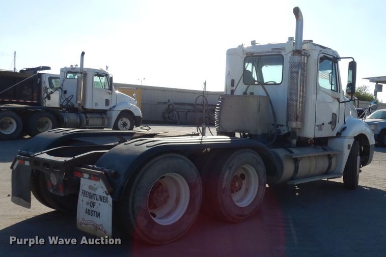 image for item DJ6682 2007 Freightliner Columbia  semi truck