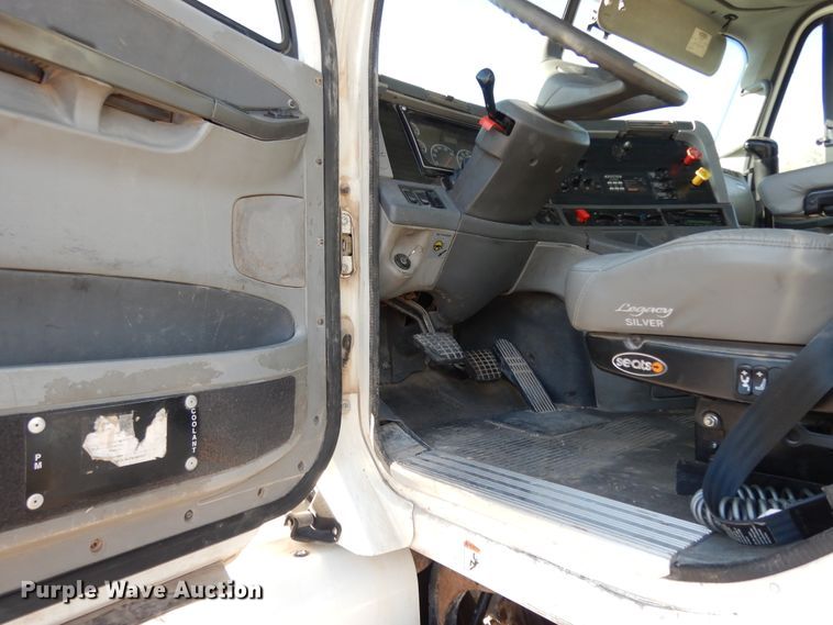 image for item DJ6682 2007 Freightliner Columbia  semi truck