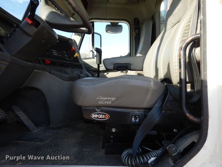 image for item DJ6682 2007 Freightliner Columbia  semi truck