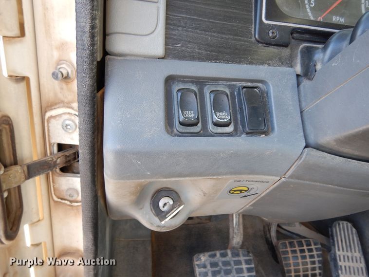 image for item DJ6682 2007 Freightliner Columbia  semi truck