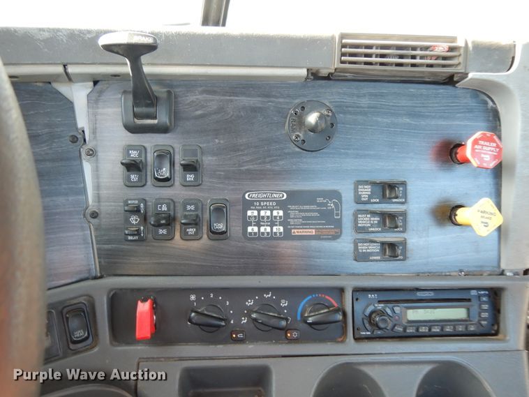 image for item DJ6682 2007 Freightliner Columbia  semi truck