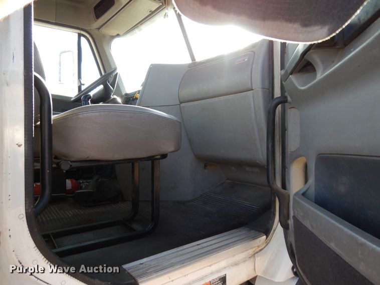 image for item DJ6682 2007 Freightliner Columbia  semi truck