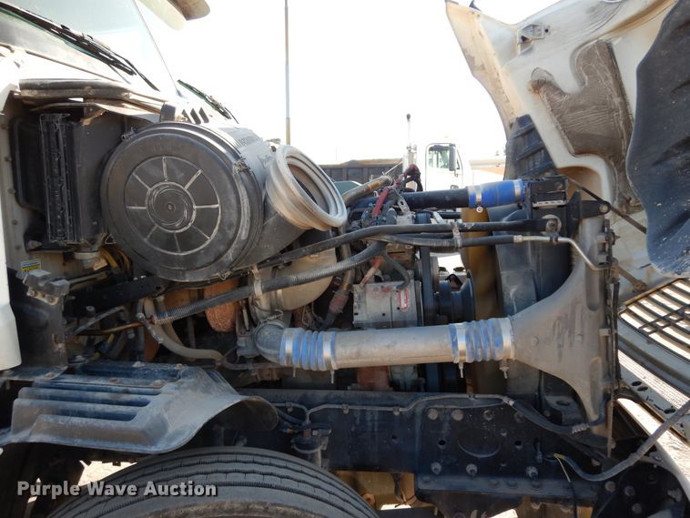 image for item DJ6682 2007 Freightliner Columbia  semi truck