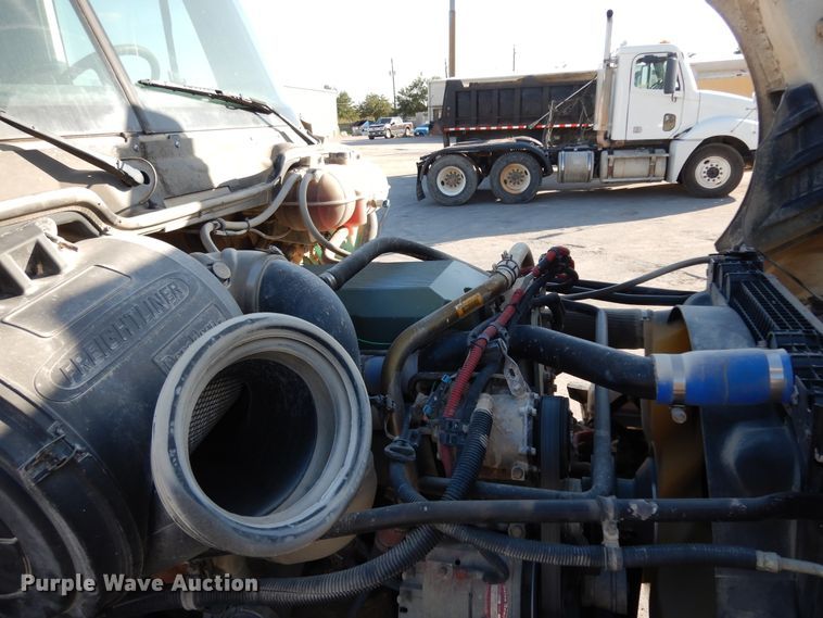 image for item DJ6682 2007 Freightliner Columbia  semi truck