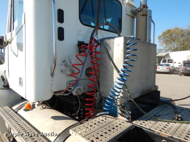 image for item DJ6682 2007 Freightliner Columbia  semi truck