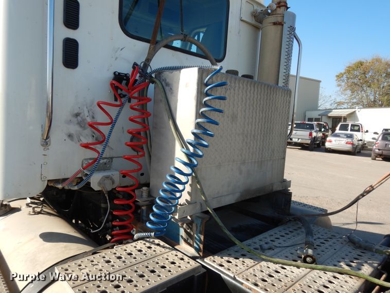 image for item DJ6682 2007 Freightliner Columbia  semi truck