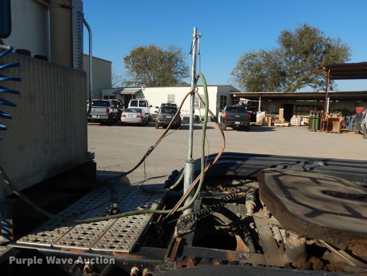 image for item DJ6682 2007 Freightliner Columbia  semi truck