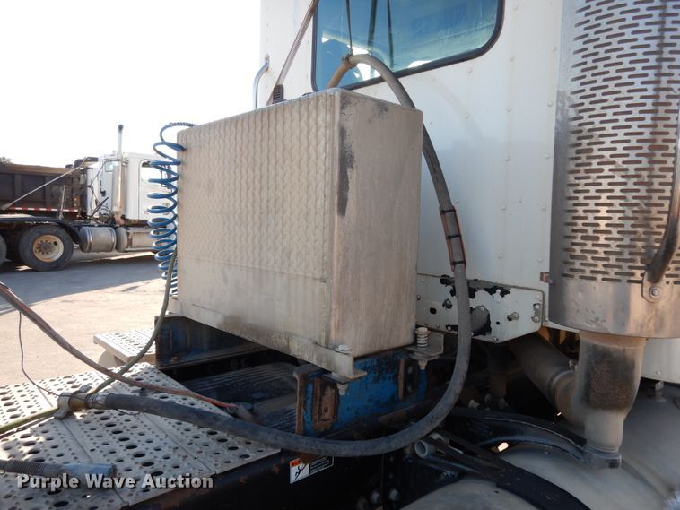 image for item DJ6682 2007 Freightliner Columbia  semi truck