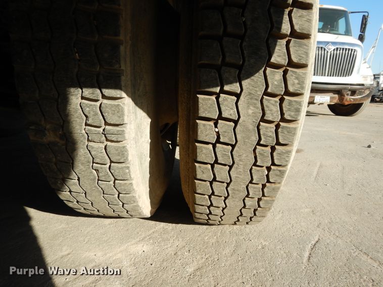 image for item DJ6682 2007 Freightliner Columbia  semi truck