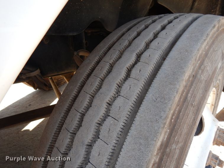 image for item DJ6682 2007 Freightliner Columbia  semi truck