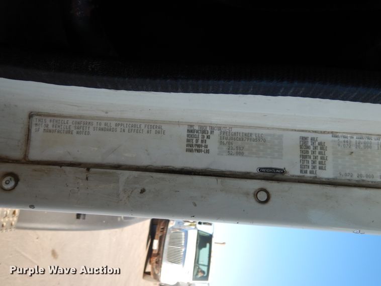 image for item DJ6682 2007 Freightliner Columbia  semi truck