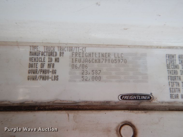 image for item DJ6682 2007 Freightliner Columbia  semi truck