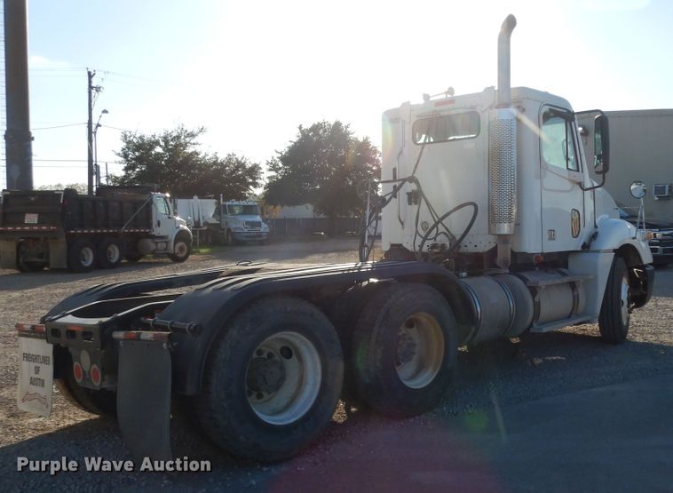 image for item DJ6684 2006 Freightliner Columbia  semi truck