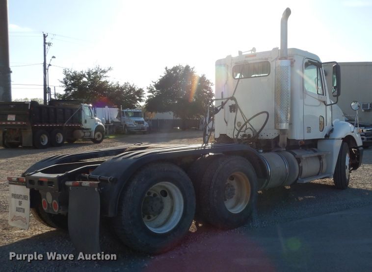 image for item DJ6684 2006 Freightliner Columbia  semi truck