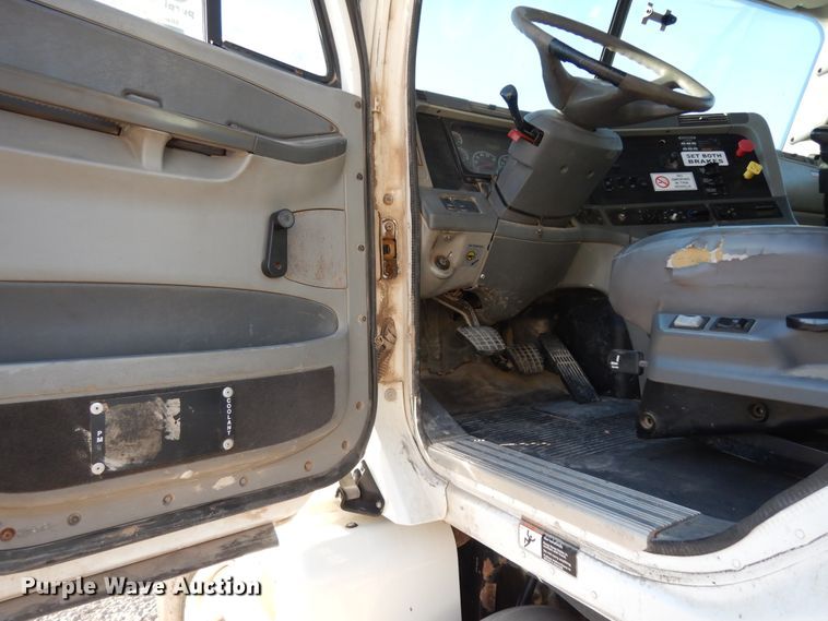 image for item DJ6684 2006 Freightliner Columbia  semi truck