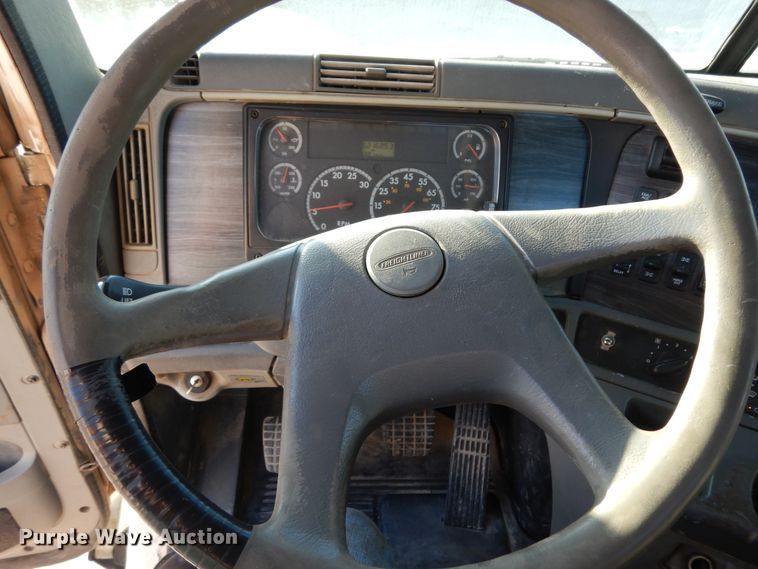 image for item DJ6684 2006 Freightliner Columbia  semi truck