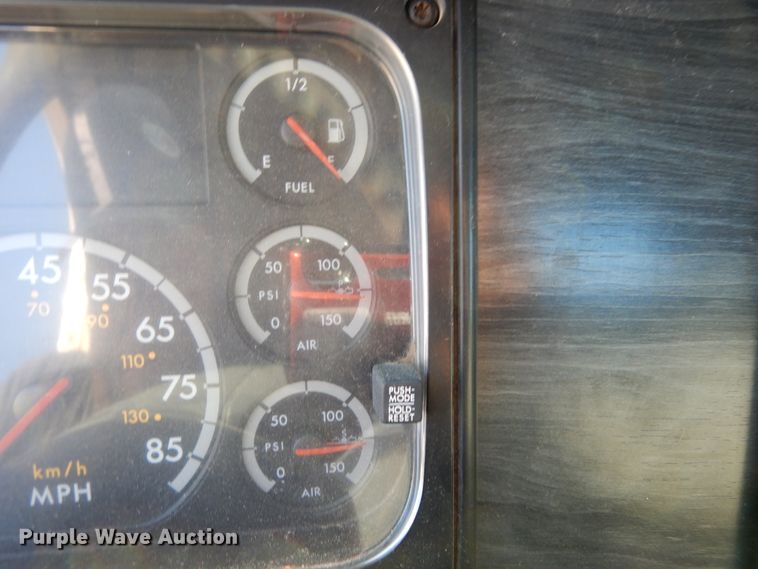 image for item DJ6684 2006 Freightliner Columbia  semi truck